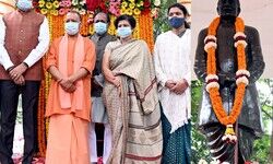 लखनऊ स्थित उनकी प्रतिमा पर माल्यार्पण कर पुष्पांजलि अर्पित की लखनऊ स्थित उनकी प्रतिमा पर माल्यार्पण कर पुष्पांजलि अर्पित की