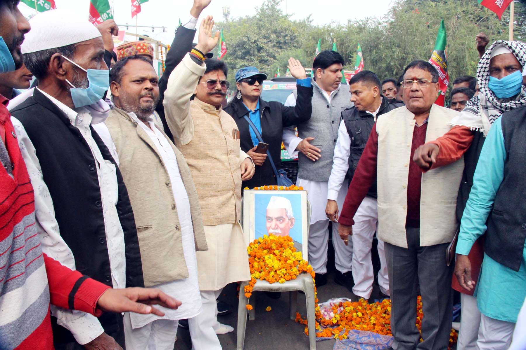 हजरतगंज चौराहे से देश के प्रथम राष्ट्रपति डॉ राजेंद्र प्रसाद की जयंती पर राष्ट्रीय क्रांतिकारी समाजवादी