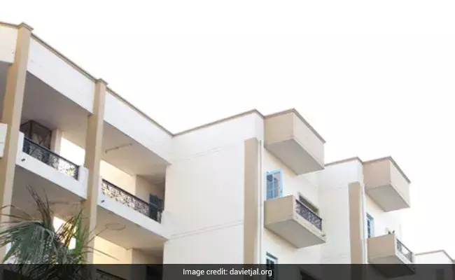 Students Fighting Over Birthday Party Contribution Fall From Hostel Building In Punjab, 1 Dead Students Fighting Over Birthday Party Contribution Fall From Hostel Building In Punjab, 1 Dead